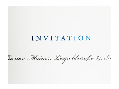 Einladungskarte mit Folienprägung und blau gefüttertem Briefumschlag als Muster.