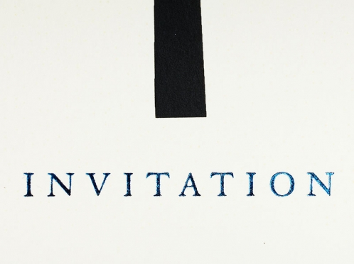 Einladungskarte mit blauer Folienprägung inkl. Umschlag mit blauen Kanten.