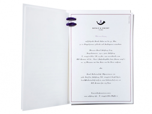 Einladungskarte mit Jagsmotiv und lila Band als Muster bestellen.