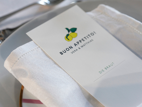 Unsere Tisch- und  Menü Karten der Lemon Serie – lang, schlank und stilvoll, mit Zitronenillustrationen und Name auf der Vorderseite und einem eleganten Menü auf der Rückseite.