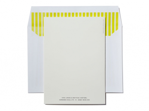 Überzeugen Sie sich von der Qualität mit einer Musterkarte der Einladungskarte aus der Lemon Papeterie Serie – ein eleganter Vorgeschmack auf den unbeschwerten Charme der Toskana.