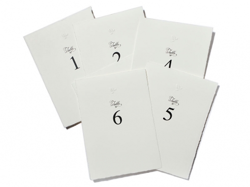 Tischnummer im A6 Format gedruckt auf Büttenpapier mit Blindprägung.