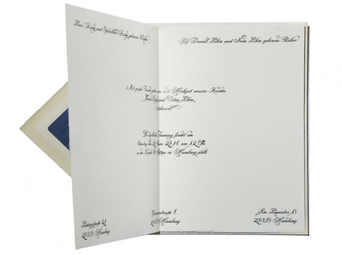 Musterkarte mit kalligrafischer Schrift und Prägung auf Büttenpapier.