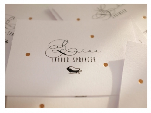 Tischkarte für Weihnachten oder Sylvester: Handgeprägte goldene Schneeflocken, modernes Design und feine Typografie verschmelzen zu einer zauberhaften Winterdekoration.