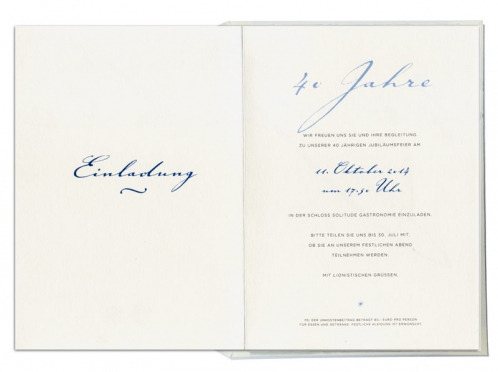 Einladungskarte bedruckt auf Büttenpapier mit dunkelblau gefüttertem Umschlag.