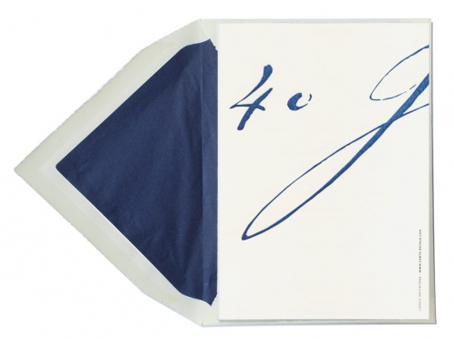 Einladungskarte bedruckt auf Büttenpapier mit dunkelblau gefüttertem Umschlag.