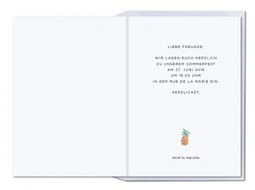 Einladungskarte mit gemalten Ananasse und orange gefüttertem Briefumschlag.