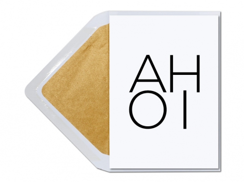 Ahoi - Typografische Karte mit gold gefüttertem Umschlag.