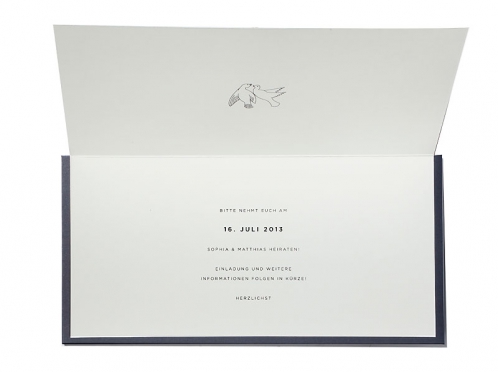 Save-the-Date Einladung mit geprägten dunkelblauem Briefumschlag.