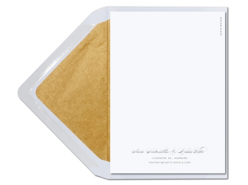 Einseitig bedruckte moderne Hochzeitseinladung mit stilisierter Blume, schlichtem Schriftbild und mit goldenem Seidenpapier gefütterten Briefumschlag.