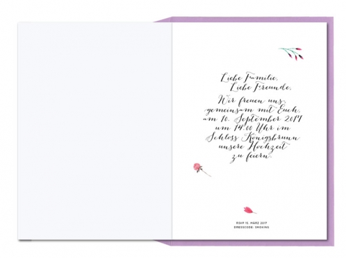 Hochzeitseinladungen mit Blumenkranz in Aquarellfarben und violettem Umschlag.