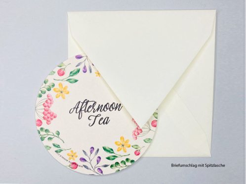 Einladungskarten als Bierdeckel mit gezeichneten Beeren und Blumen.