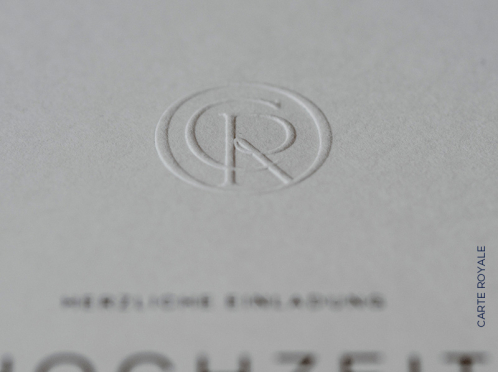 Die Cotton Grey Einladungskarte im großzügigen A5 Format vereint elegante Schlichtheit mit luxuriösem Gmund Colors Papier und feiner Blindprägung.