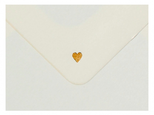 Eine liebevolle Danksagung nach der Hochzeit ist die perfekte Geste, um sich bei den Gästen für ihre Unterstützung und Anwesenheit zu bedanken. Karte und Umschlag sind mit einem goldenem Herzen veredelt.