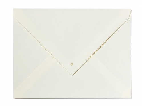 Feiern Sie die Magie der Liebe. Elegante Einladungskarten zur Hochzeit auf handgeschöpftem Büttenpapier, veredelt mit matt-goldenem Herz und personalisiert für Ihren besonderen Tag.