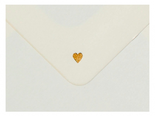 Din A6 Save-the-Date Karten gedruckt auf Büttenpapier mit zwei goldenen Herz-Prägungen.