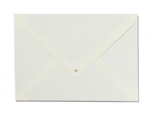 Save-the-Date Karten auf feinstem Büttenpapier mit blau gefüttertem Briefumschlag und zwei kunstvoll mattgoldenen Herz-Prägungen, ab 20 Stück personalisierbar.