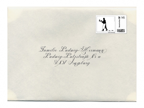In kalligrafischer Schrift bedruckter Briefumschlag passend zur Einladungskarte.