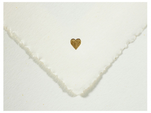 Feiern Sie die Magie der Liebe. Elegante Einladungskarten zur Hochzeit auf handgeschöpftem Büttenpapier, veredelt mit matt-goldenem Herz und personalisiert für Ihren besonderen Tag.