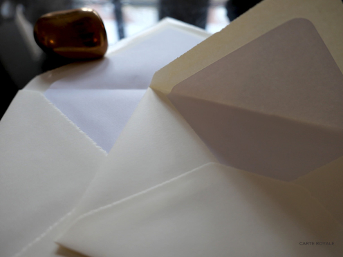 Mit handgerissenem Büttenpapier, goldener Reliefprägung und edler Kalligrafie wird Ihre Danksagungskarte zu einem unvergesslichen Erinnerungsstück.