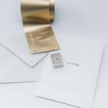 Individuell für die Serie The New Grey gefertigte Prägestempel ermöglichen die Heißfolienprägung Ihrer Initialen (Monogramm) und verleihen IhrerHochzeitspapeterie eine exklusive Note.