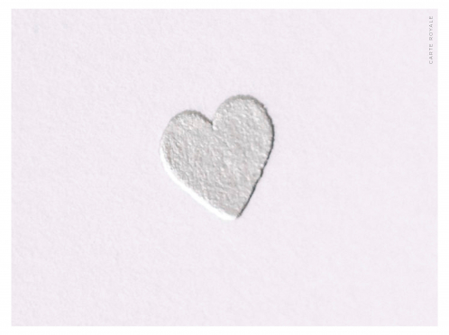 Mit persönlichem Monogramm geprägte Karte, gedruckt auf weißem GMUND Papier. Ein silbernes Herz schmückt die Rückseite des Briefumschlags.
