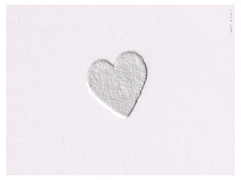 Mit persönlichem Monogramm geprägte Save-the-Dates, gedruckt auf weißem GMUND Papier. Ein silbernes Herz schmückt die Rückseite des Briefumschlags.