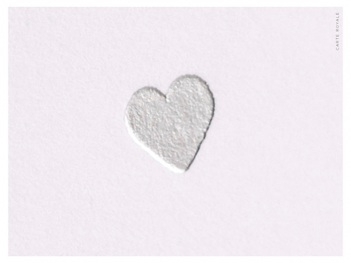 Exklusive Tischkarten zur Hochzeit mit feiner Silberprägung, gedruckt auf weichem, weißen Feinstpapier. Handgefertigt im Atelier in Augsburg.