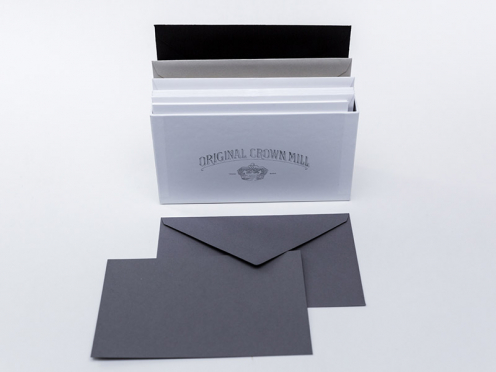 Crown Mill Hüllen und Karten farblich sortiert in einer Geschenkschachtel verpackt. Insgesamt 32 Karten und Kuverts in schwarz, dove, anthrazit und weiß.
