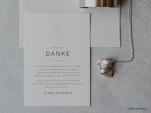 Die Danksagungskarte von Cotton Grey im A6 Format verbindet edles Design und hochwertiges Papier mit dezenter Blindprägung für einen stilvollen Abschluss.