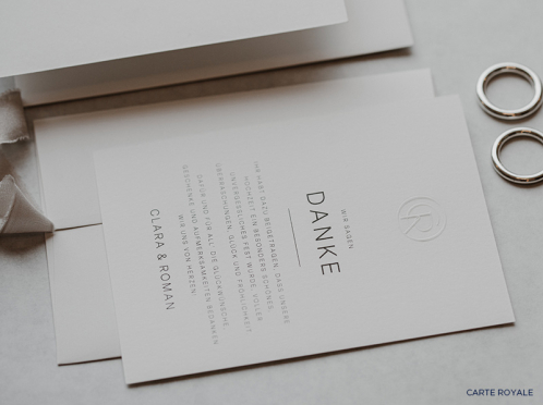 Die Danksagungskarte von Cotton Grey im A6 Format verbindet edles Design und hochwertiges Papier mit dezenter Blindprägung für einen stilvollen Abschluss.