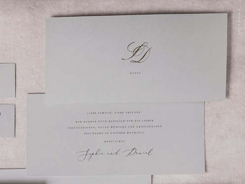 Unsere Danksagungskarten aus edlem grauem GMUND-Papier sind mit goldgeprägten Initialen versehen und kommen mit einem hochwertigen grauen Briefumschlag, veredelt mit einem goldenen Herz.