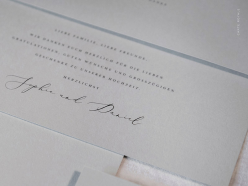 Unsere Danksagungskarten aus edlem grauem GMUND-Papier sind mit goldgeprägten Initialen versehen und kommen mit einem hochwertigen grauen Briefumschlag, veredelt mit einem goldenen Herz.