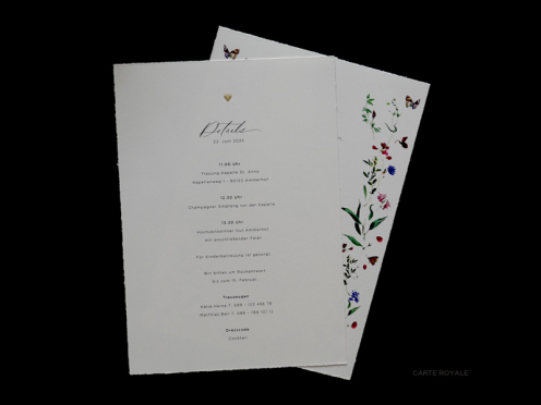 Die luxuriöse Einlegekarte mit goldener Reliefprägung informiert Ihre Gäste über Datum, Uhrzeit und Ablauf und rundet das Gesamtkonzept Ihrer Hochzeit perfekt ab. 