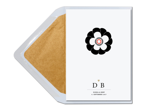 Edle Einladungskarten zur Hochzeit mit illustrierter Blüte und Goldprägung, gedruckt auf weißem Feinpapier. Inkl. C6 Briefhülle mit goldenem Seidenfutter.