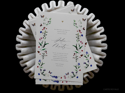 Unsere Einladungskarten kombinieren exquisite goldene Reliefprägung und Aquarell-Blumenmuster auf Büttenpapier für einen eleganten Auftakt Ihrer Hochzeit.