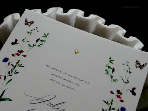 Unsere Einladungskarten kombinieren exquisite goldene Reliefprägung und Aquarell-Blumenmuster auf Büttenpapier für einen eleganten Auftakt Ihrer Hochzeit.