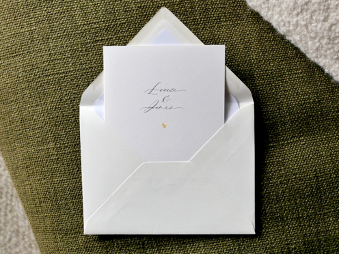 Luxuriöse Hochzeitseinladungen mit schlichter Eleganz – gedruckt und roségold geprägt auf weichem Büttenpapier. 'Pure Love' in ihrem schönsten Design.