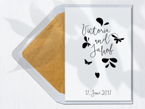 Plakative, stilvolle Hochzeitseinladungskarte in Schwarz, Weiß und Gold – dezent und dennoch auffällig. Personalisierbar ab 20 Einladungen inkl. Umschlag.