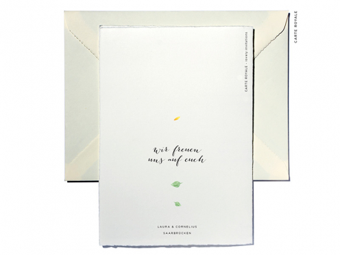 Die „Summerdream“ Hochzeitseinladung vereint farbenfrohe Blüten mit edlem Büttenpapier. Ein stilvolles Design für den schönsten Tag Ihres Lebens.
