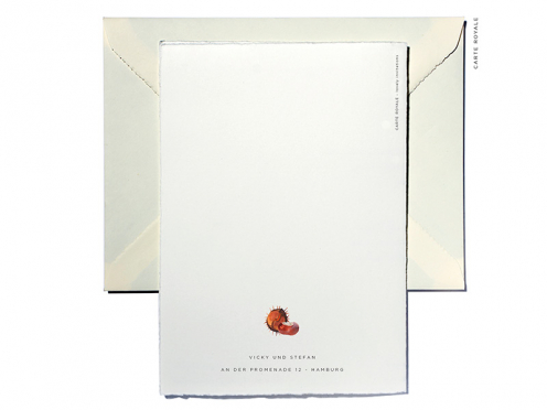 Herbstliche Hochzeitseinladung mit Aquarell-Kastanienblatt und verbundenen Initialen, auf Büttenpapier gedruckt, mit Umschlag silberner Prägung und grünem Seidenpapier-Futter.