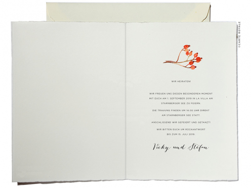 Herbstliche Hochzeitseinladung mit Aquarell-Kastanienblatt und verbundenen Initialen, auf Büttenpapier gedruckt, mit Umschlag silberner Prägung und grünem Seidenpapier-Futter.