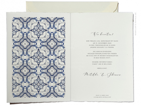 Hochzeitseinladung mit dunkelblauem Muster in Aquarell mit Blindprägung.
