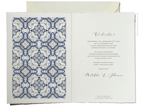 Hochzeitseinladungen mit dunkelblauem Muster in Aquarell mit Blindprägung.