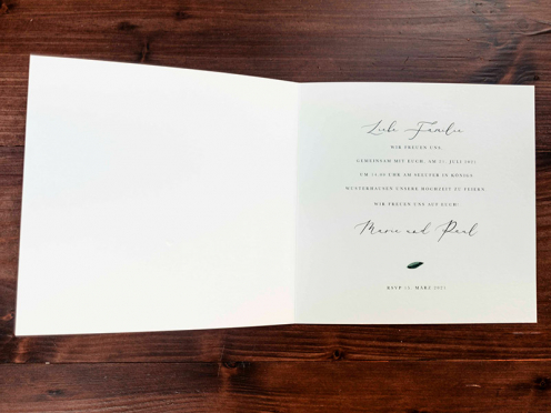 Hochzeitseinladungen quadratisch mit Ruscus Zweigen in Aquarell und kleiner Prägung.
