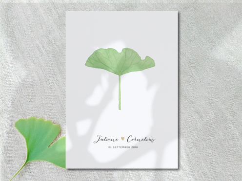Für einen besonderen Auftakt: Exklusive Karten mit aquarellgezeichnetem Ginkgoblatt und goldgeprägtem Herz – ein Symbol für Hoffnung und ewige Liebe.
