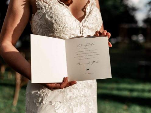 Hochzeitseinladungen quadratisch mit Ruscus Zweigen in Aquarell und kleiner Prägung.