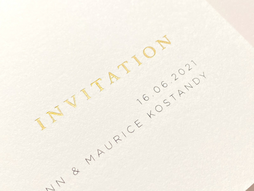 Fine Art Wedding Hochzeitseinladungskarte mit edler Goldprägung, gedruckt auf hochwertigem Papier und pudrig roséfarbenem Briefumschlag.