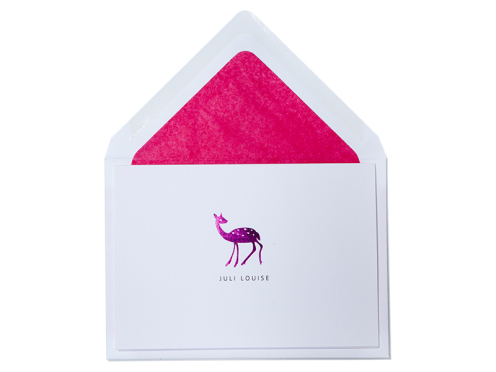 Geburtskarte mit metallic-pinker Prägung und pink gefüttertem Briefumschlag.