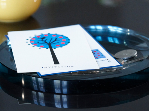 Einladungskarte mit blauer Folienprägung inkl. Umschlag mit blauen Kanten.